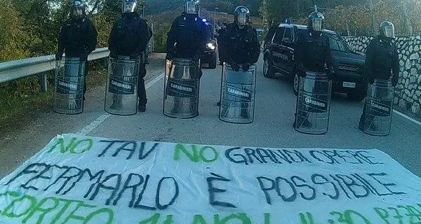 Cariche e lacrimogeni a Mattarello I No Tav bloccano la trivella per la seconda volta