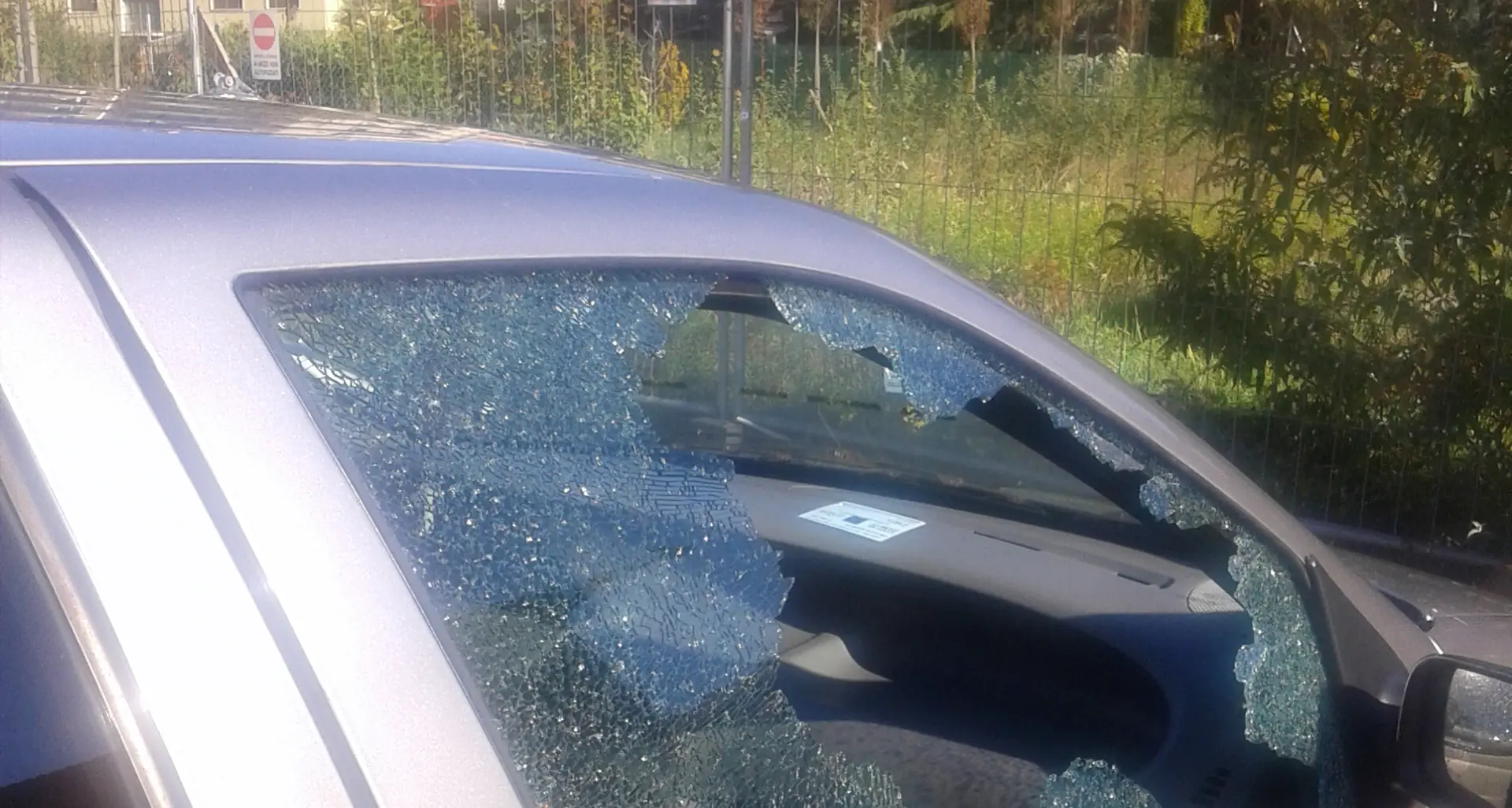 Scorribanda dei vandali al Follone Colpiti i finestrini dell'auto parcheggiate