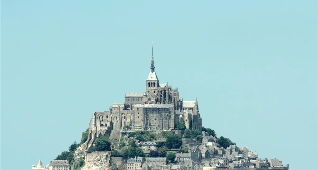 Hollande vara la nuova diga e Mont-Saint-Michel torna isola marina