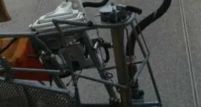 La piattaforma dei pompieri si rovescia e finisce in Cartiera