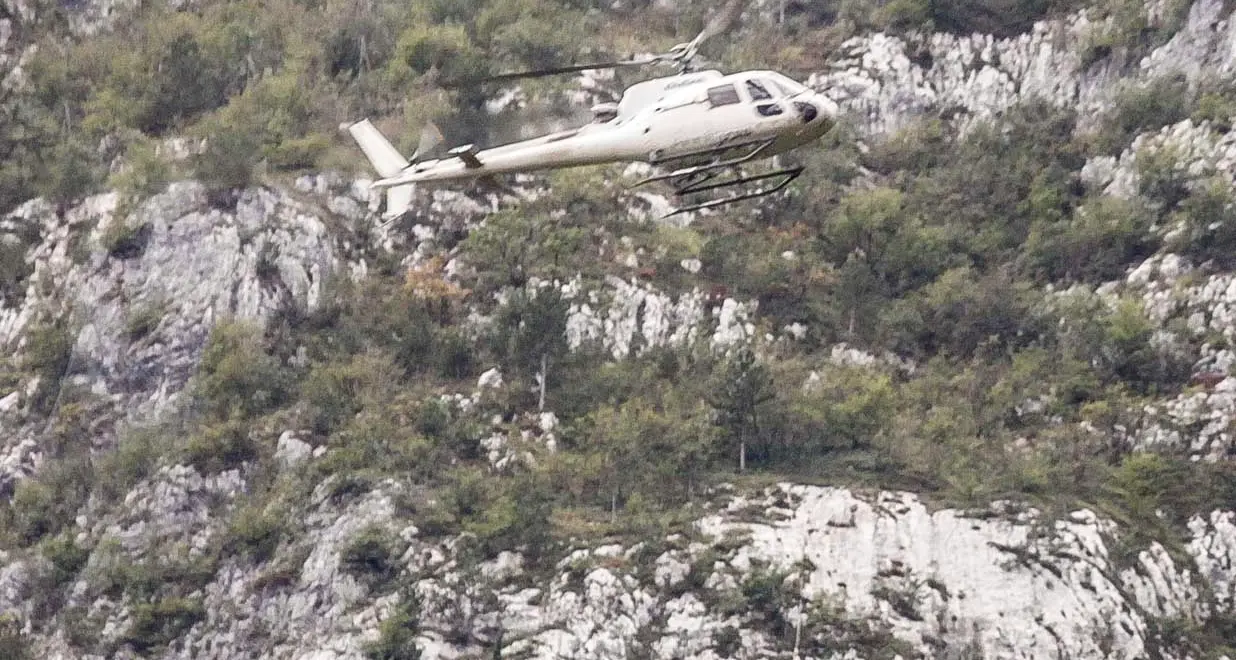 Elicottero continua i voli a Riva del Garda, lavori ai tralicci ancora da finire