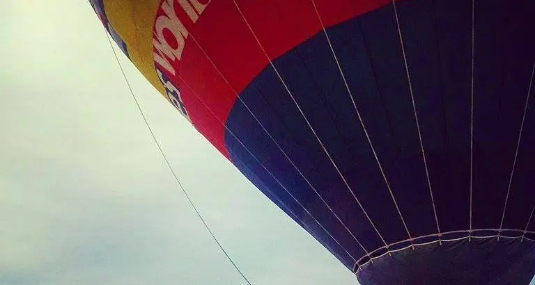 Cadono dalla mongolfiera. Morti due studenti a Matera