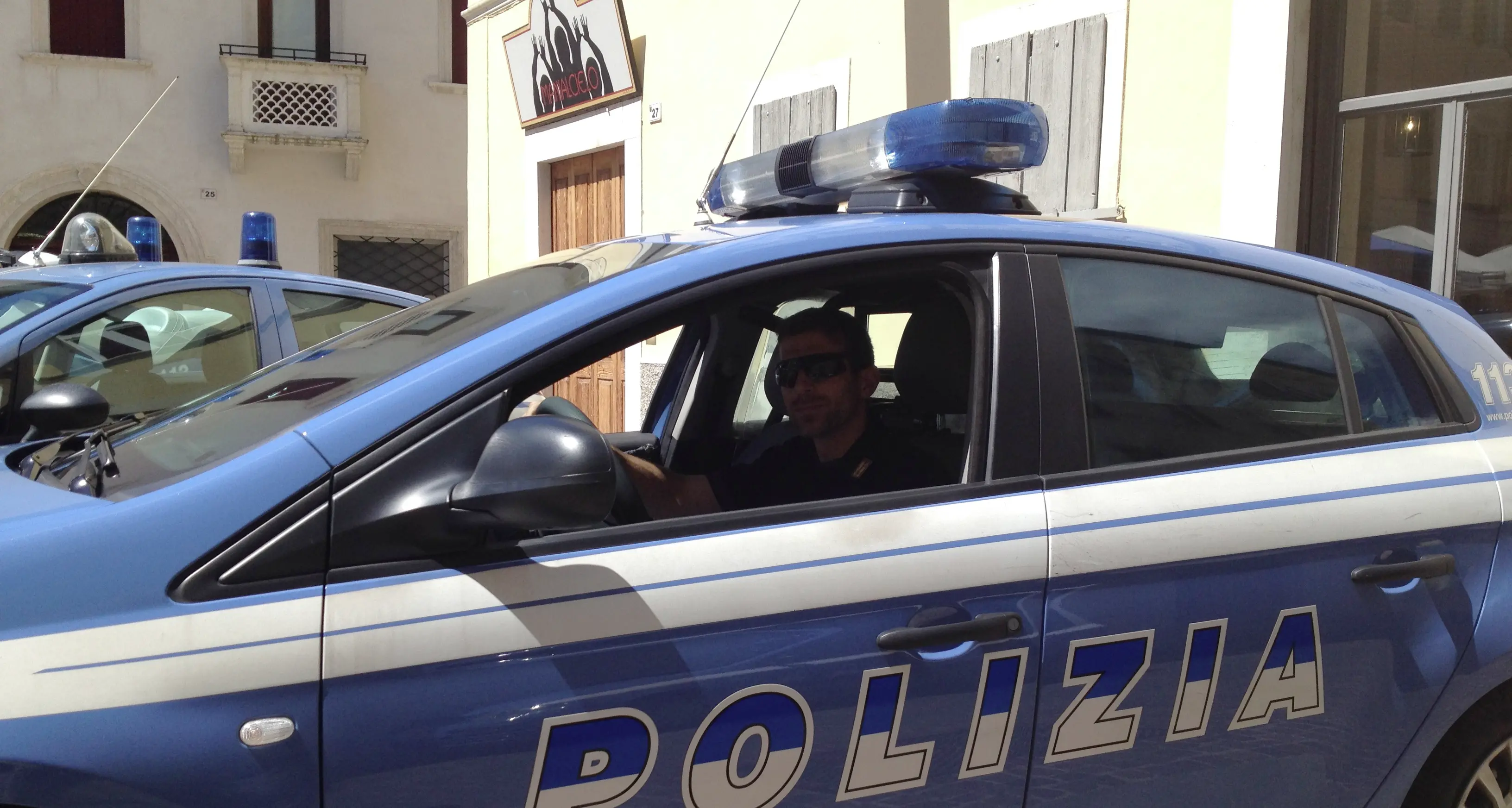 La polizia sventa un furto in casa Arrestato uno dei due ladri