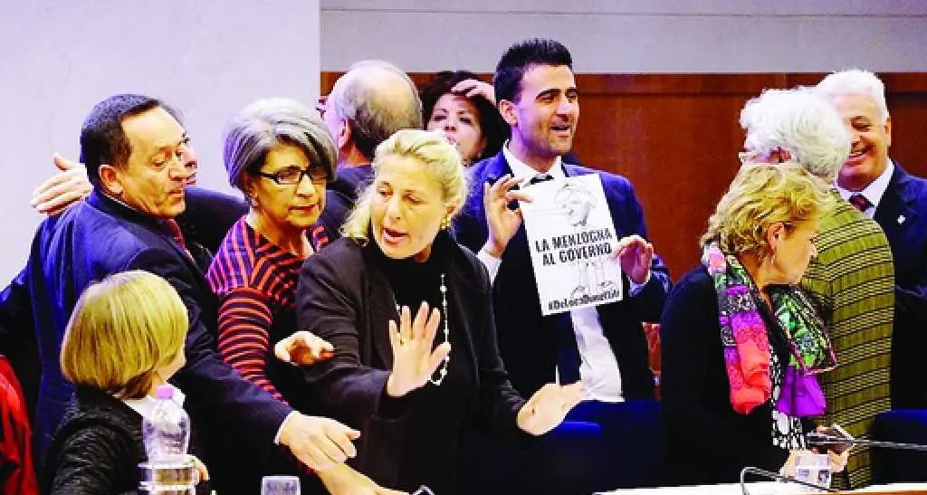 Napoli, Zanotelli contro De Luca «Si svende l'acqua ai privati»