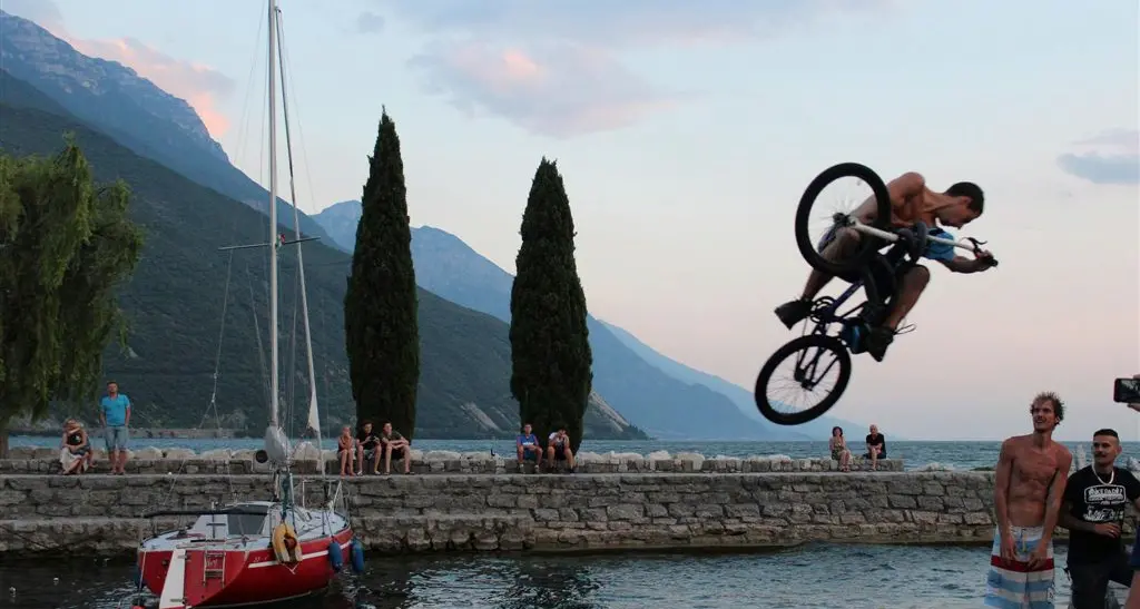 Niente salti nel lago «Le bici inquinano»