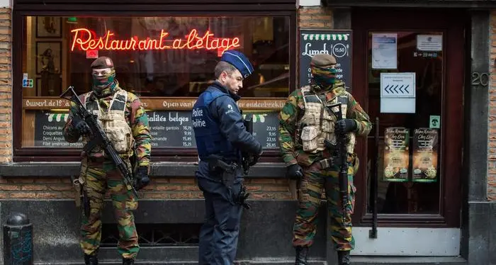 Allarme attentati: Bruxelles blindata, scuole chiuse Arrestati 16 sospetti, ma Salah Abdeslam è in fuga