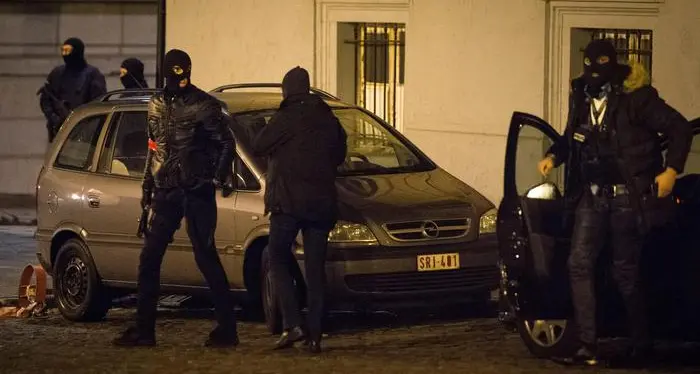 Isis, salgono a 21 gli arresti in Belgio Londra: aiuto militare alla Francia