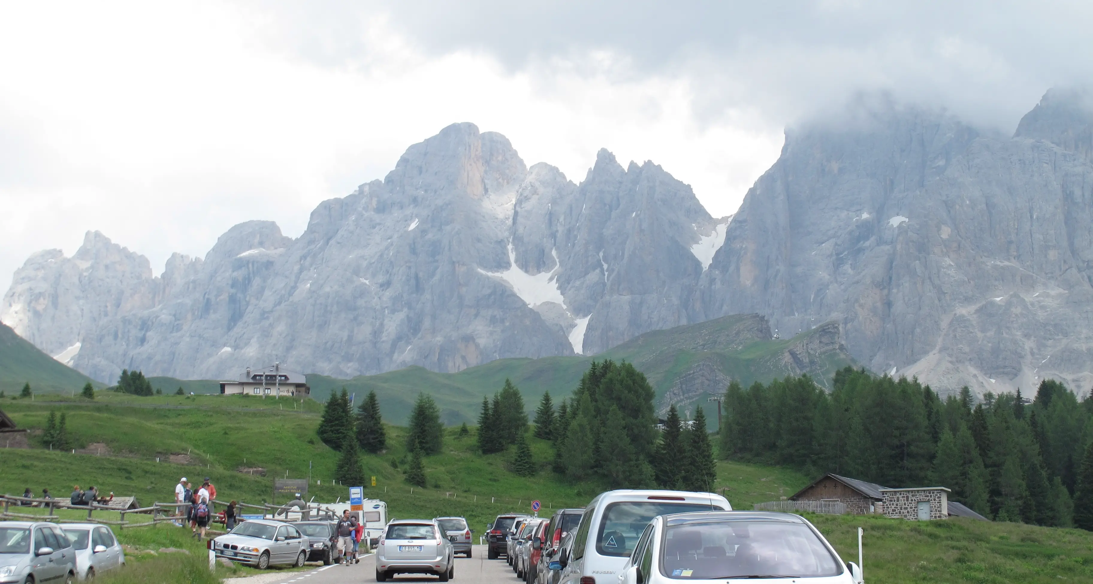 Lo studio: passi Dolomitici assediati dal traffico Entro pochi mesi contromisure per evitare la bocciatura Unesco
