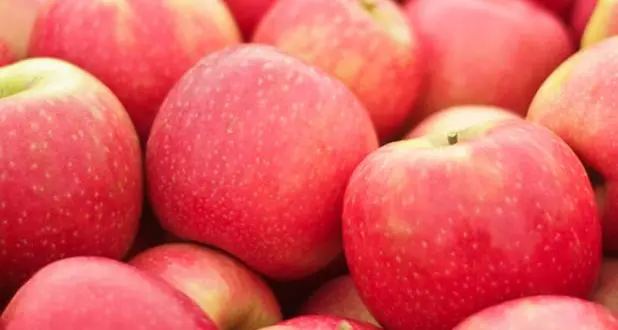 Mele e vitamine? Meglio mangiare la buccia