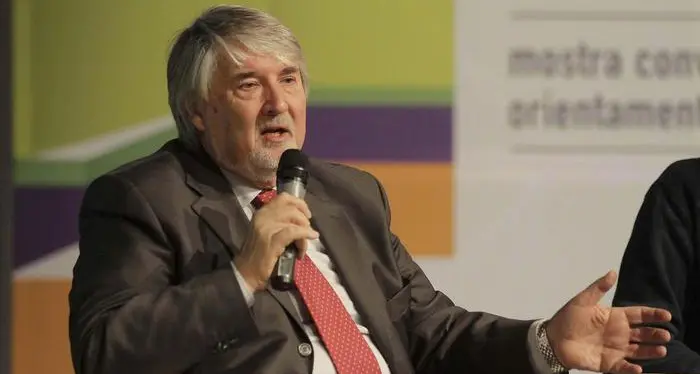 Giovani, altra bufera su Poletti «Curriculum? Meglio il calcetto»