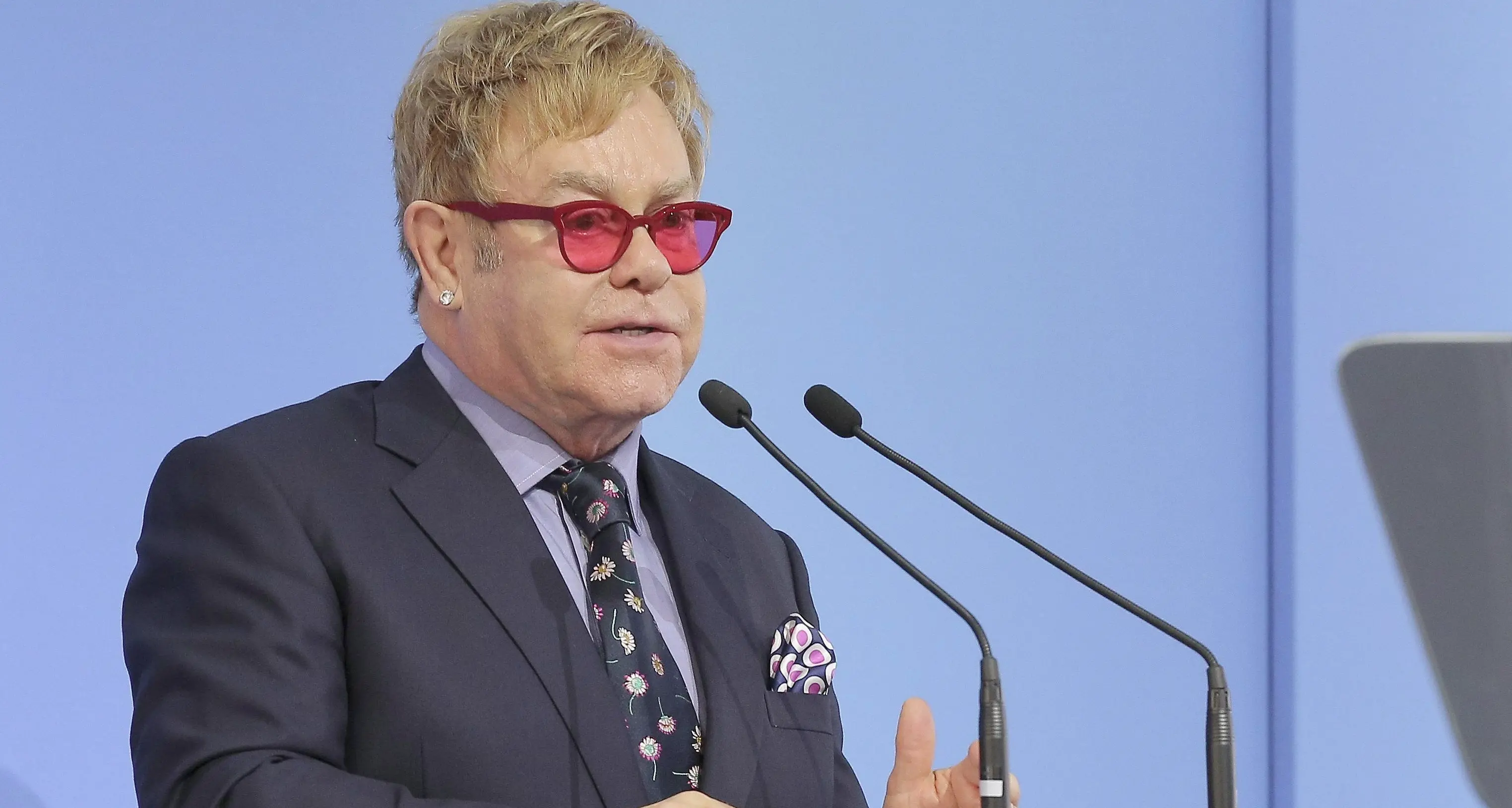 Putin telefona ad Elton John per parlare dei diritti dei gay