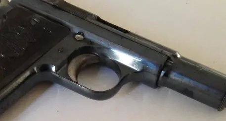 Trova una pistola, spara e uccide l'amico