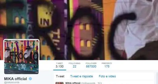 Scritta omofoba su poster di Mika Il cantante la pubblica: «Non ho paura, l’amore fa quel che vuole»