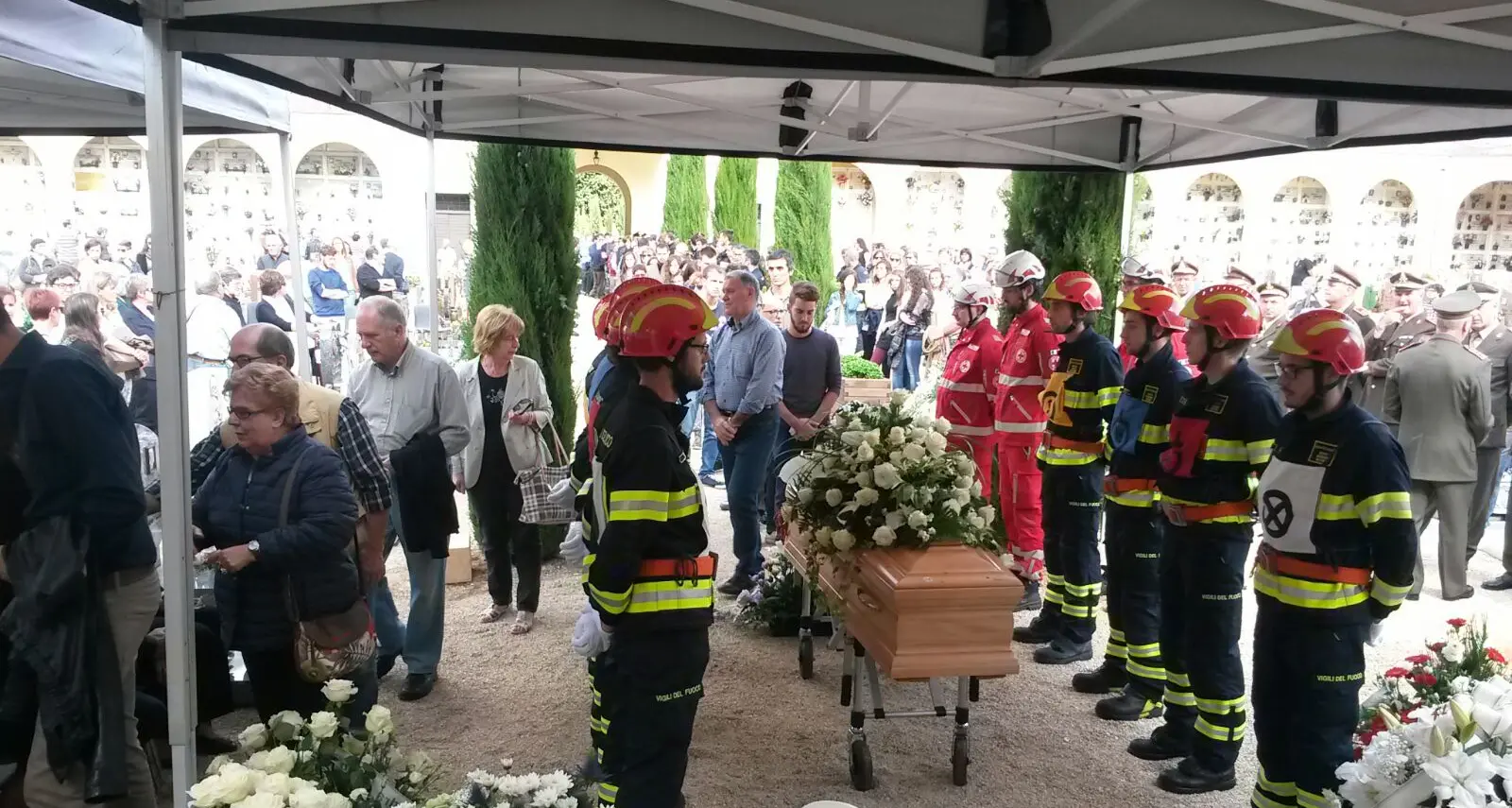 Mori, folla ai funerali di Luca Regolini Don Guarnieri: «In un attimo il buio in val di Ledro»