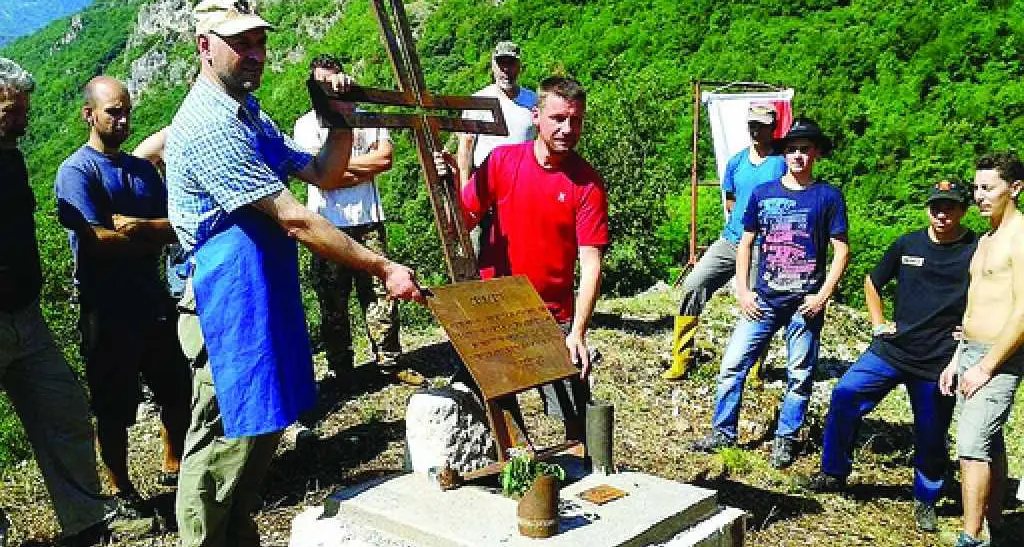 Gli Schützen mettono le croci in memoria dei caduti