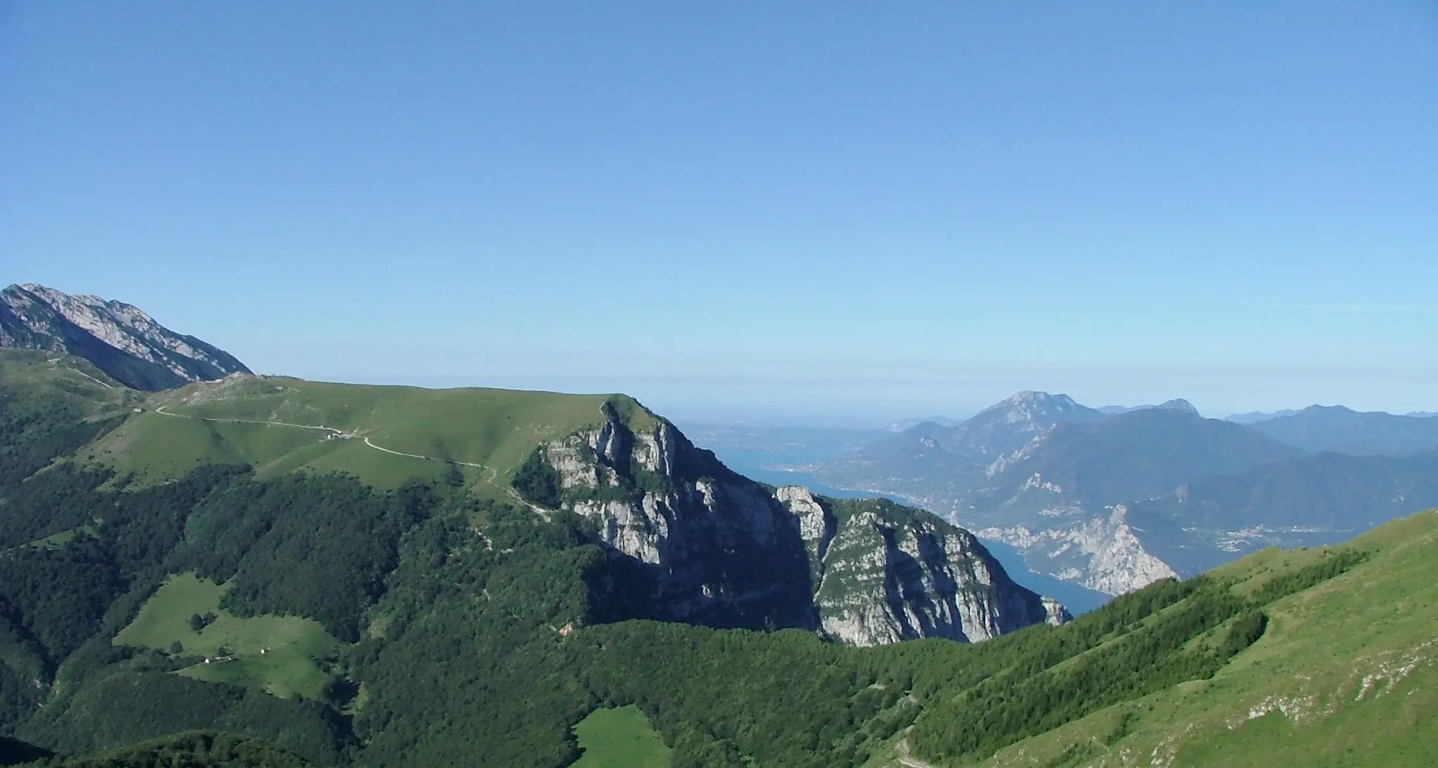 Si schianta con il parapendio sul Baldo