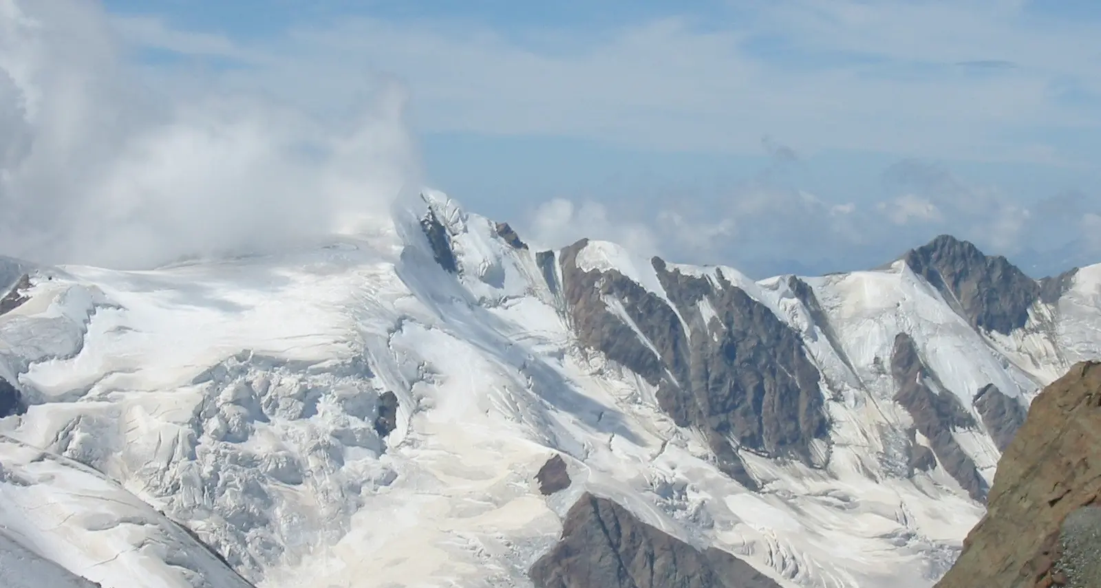 Si spacca in tre il grande ghiacciaio dei Forni