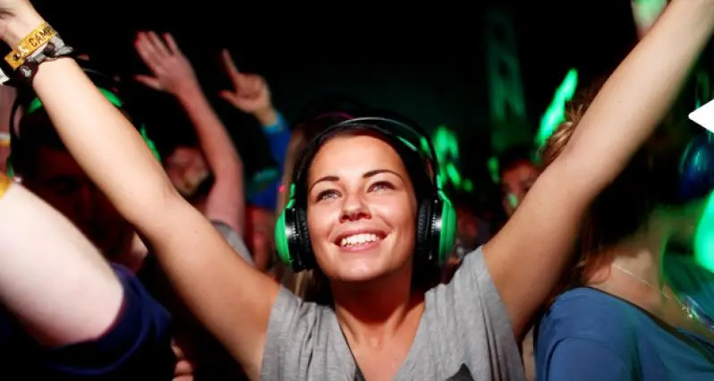 «SilentParty» in piazza Dante: la musica è tutta in cuffia