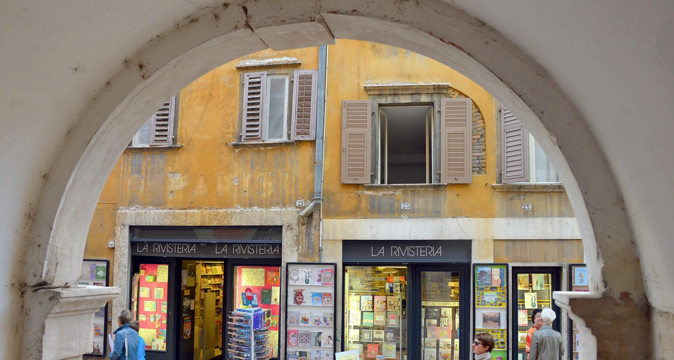 Addio all'isola della carta Chiude la Rivisteria
