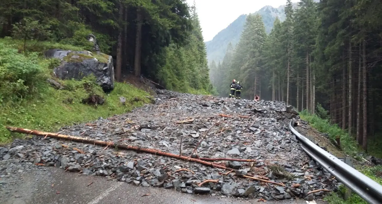 Frana e strada chiusa San Pellegrino Pioggia e grandine, poi lo smottamento
