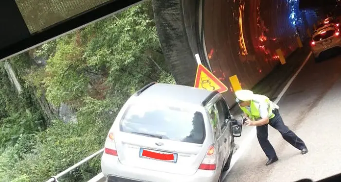 Bus de Vela, macchina finisce sopra il guard rail