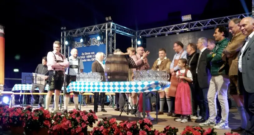 Via all'Oktoberfest trentino la prima botte stappata dal sindaco