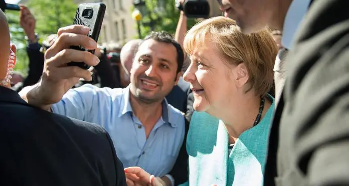 Merkel fra i profughi arrivati a Berlino. Gli Usa estendono l'accoglienza