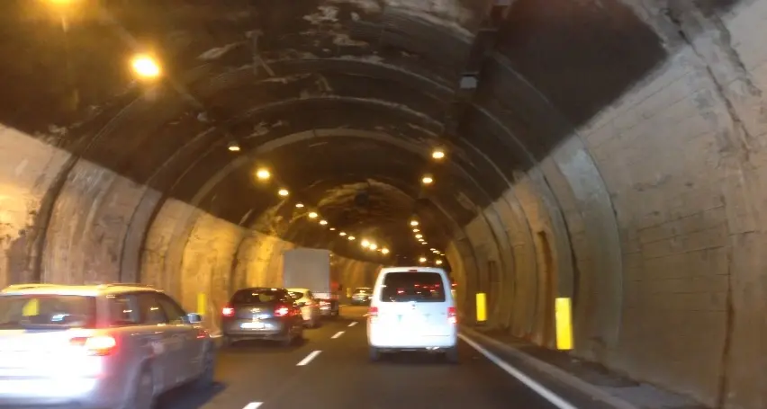 Traffico in tilt a Trento per incidenti e shopping