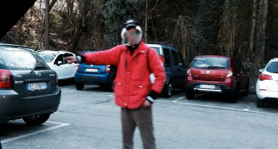 Parcheggiatori abusivi in zona ospedale: qualche spicciolo per «controllare» l'auto