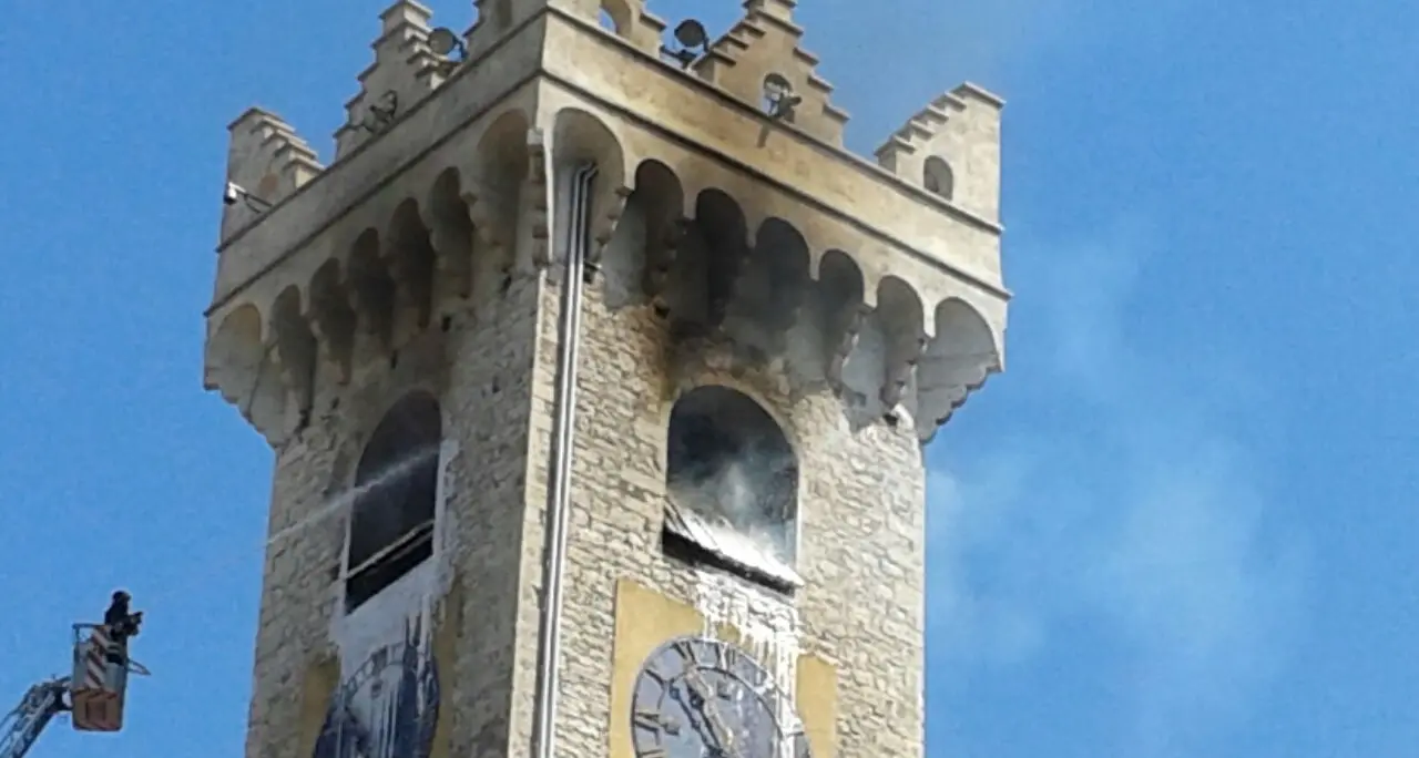 I piani alti della Torre civica privi di impianto anti incendio