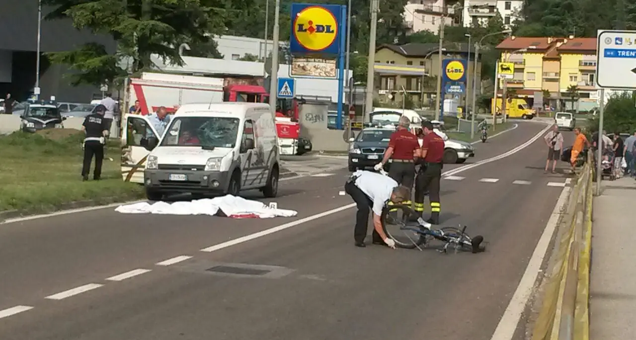 Drammatico incidente a Rovereto in via del Garda Furgone investe bicicletta, muore il ciclista