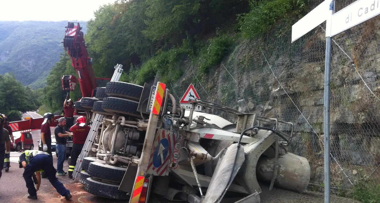 Un'autobotte carica di cemento si ribalta alla rotatoria di Cadine