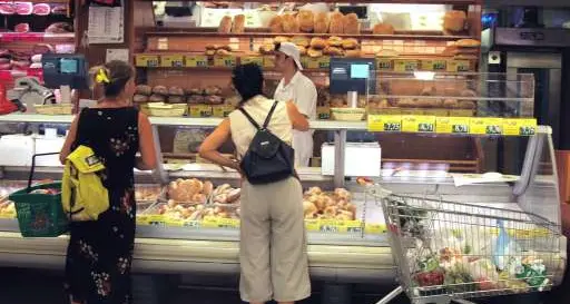 Il vescovo di Bolzano: «Sbagliato lavorare a Ferragosto e di domenica»