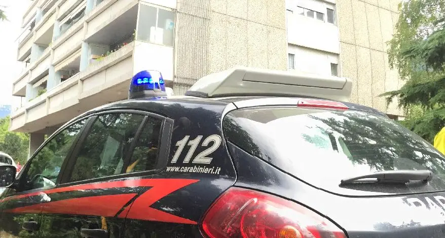 Ventenne ai domiciliari aggredisce i carabinieri