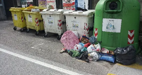Mori, estate e rifiuti Isole ecologiche fai da te