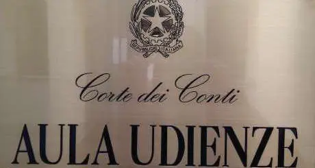 Cuoco all'ospedale malato, ma lavorava in un albergo: deve restituire 20mila euro