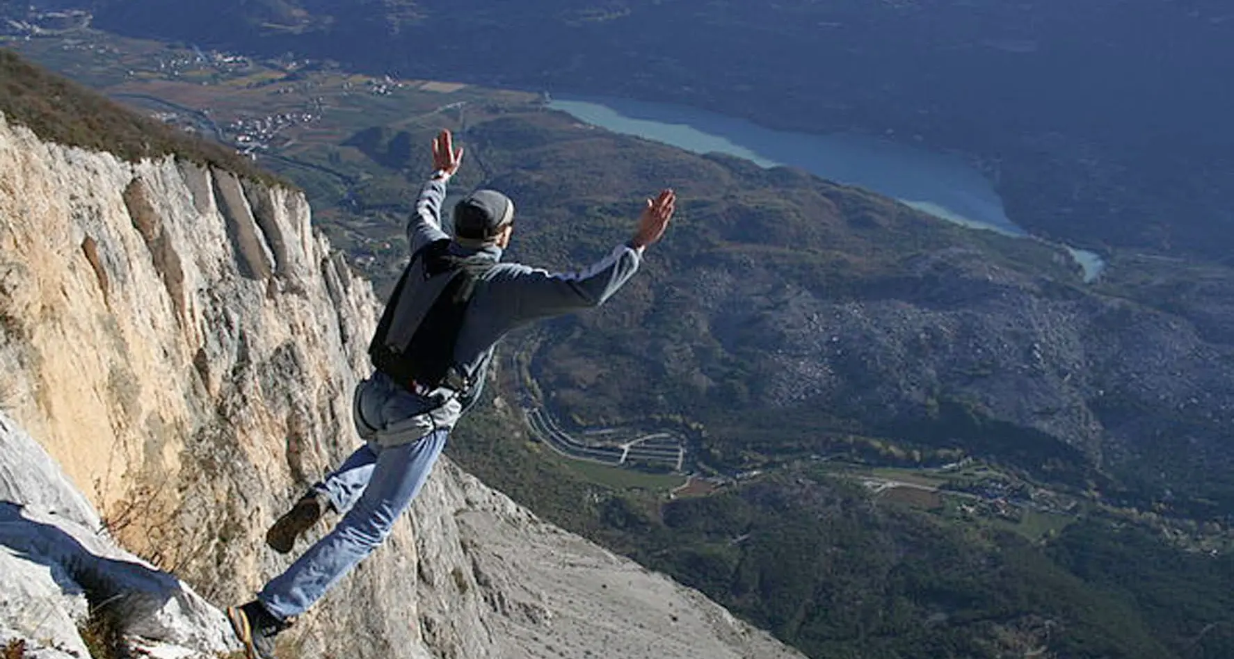 «Base jumping, basta shuttle bus per il Brento»