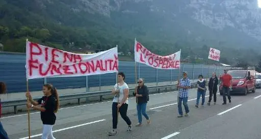 Corteo lumaca sulla Ss47 per difendere l'ospedale