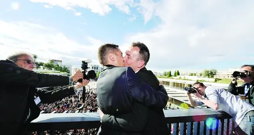 Bagnasco: «Le nozze gay, grave vulnus per la famiglia»