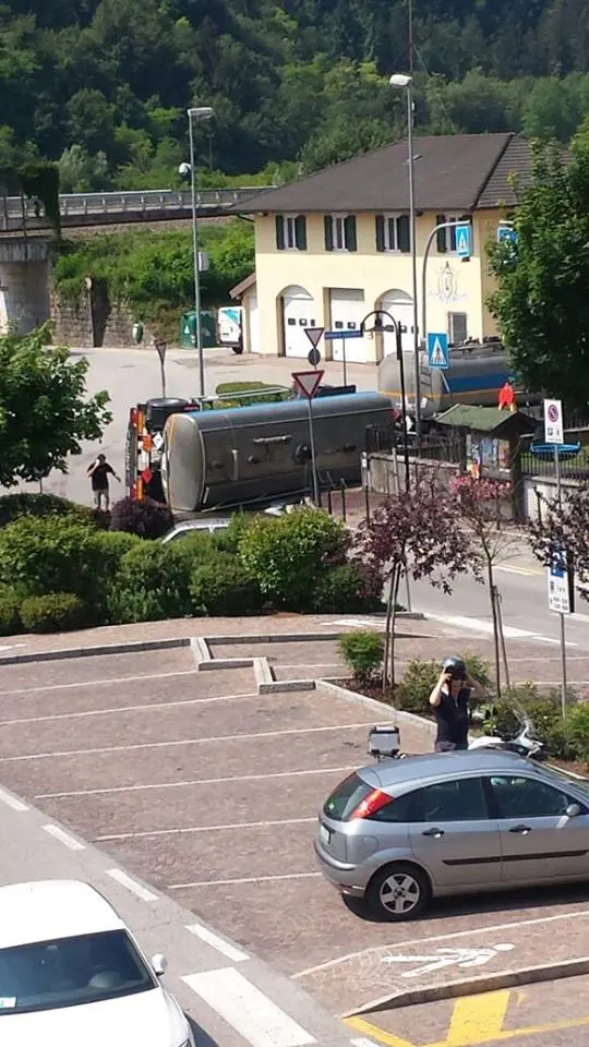 Autocisterna si ribalta in rotatoria: carburante in strada e disagi a Castelnuovo