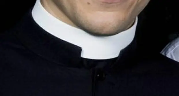Uomo scopre di essere tradito: la moglie stava con il parroco del paese