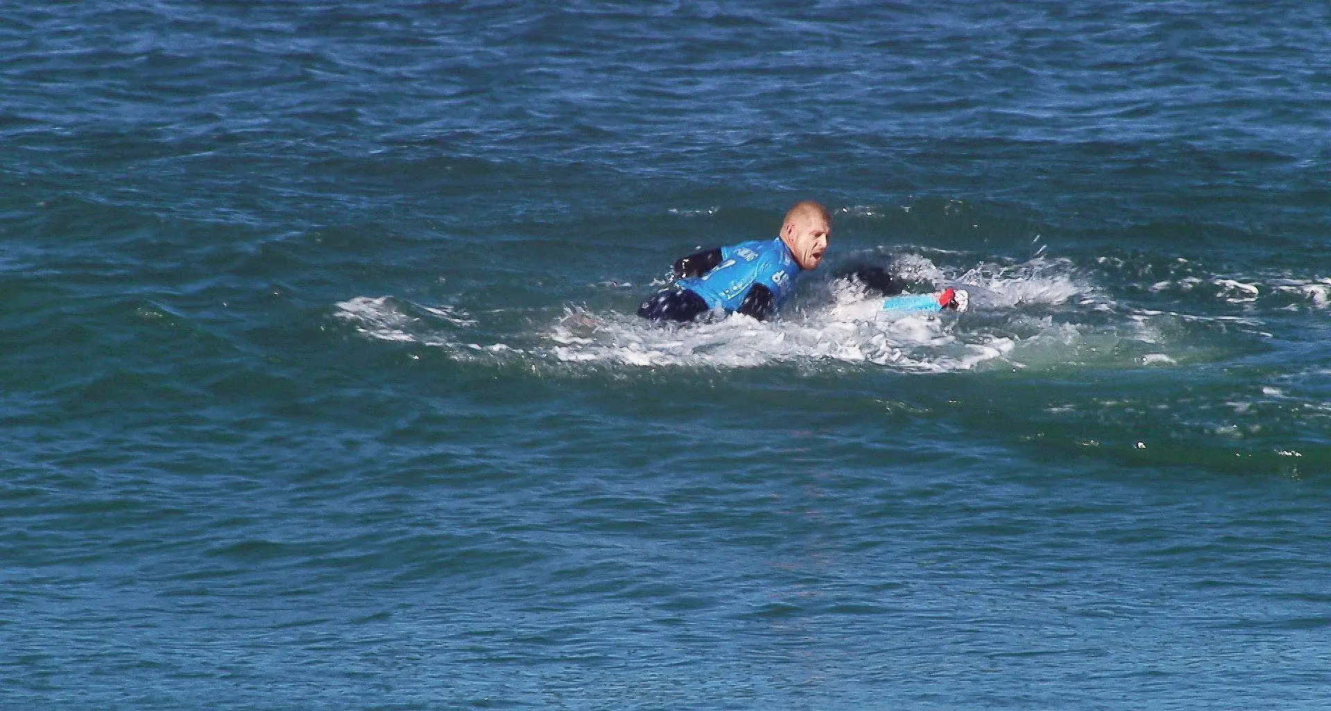 Il campione di surf l'australiano Mike Fanning si è difeso a urli e calcio contro due squali