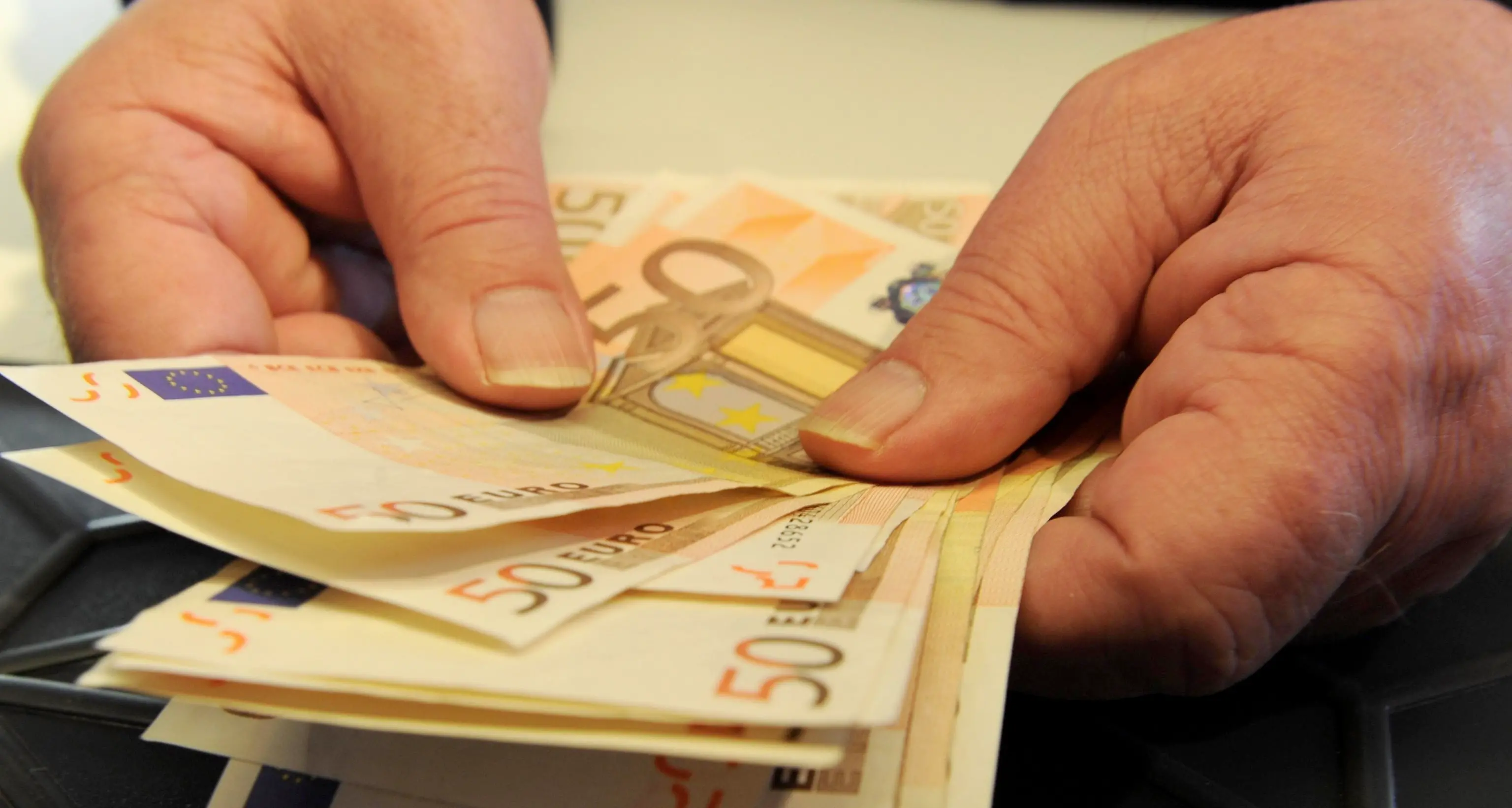Soldi in cambio di promesse di assunzione, arrestato dipendente provinciale