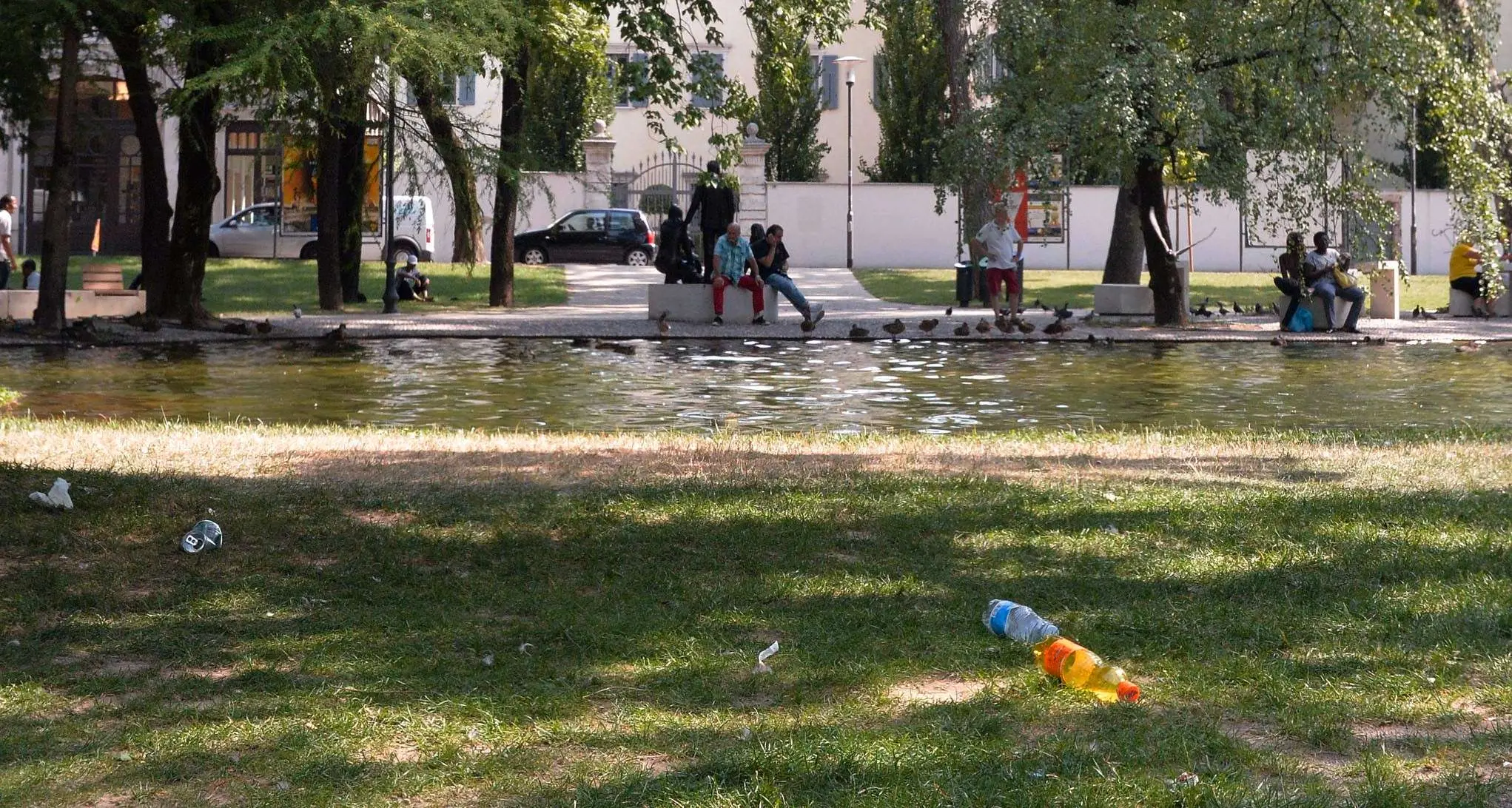 Piazza Dante è un dormitorio all'aperto E nel laghetto si trova di tutto
