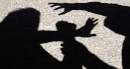 Violenza contro le donne Costretta a fuggire con 4 figli