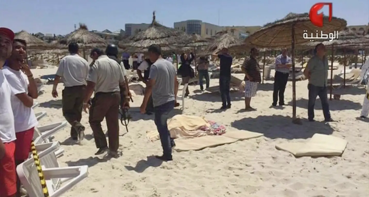 Tunisia, terroristi in spiaggia: uccisi almeno turisti 27