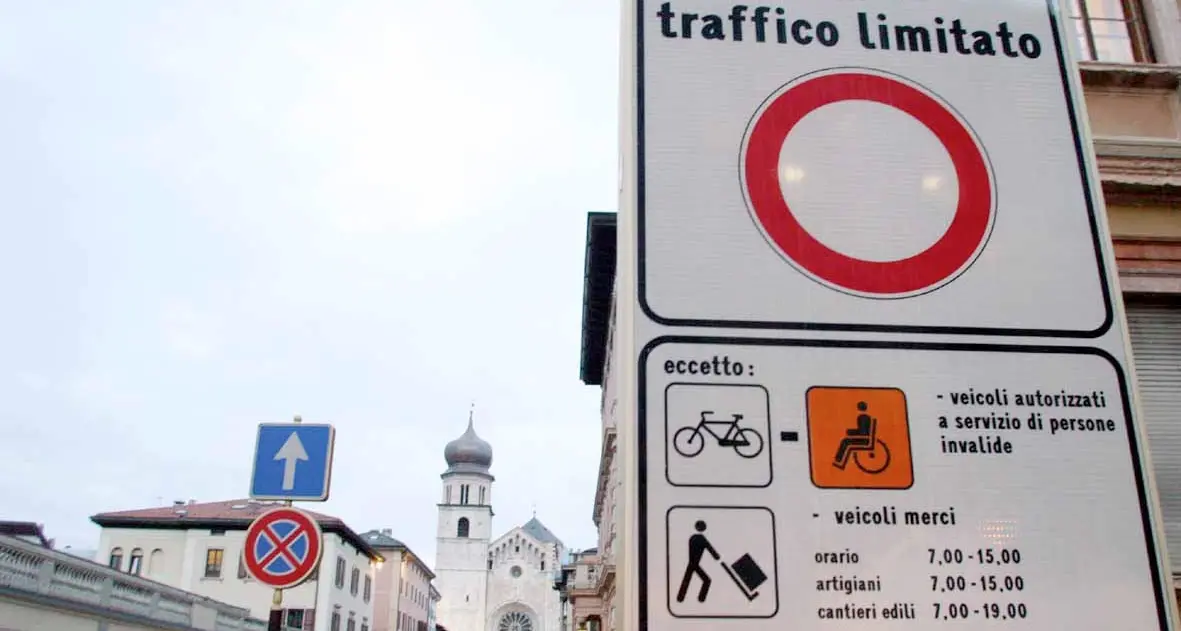 Genitori multati mentre aspettano l'uscita da scuola: scontro Comune-Sacro Cuore