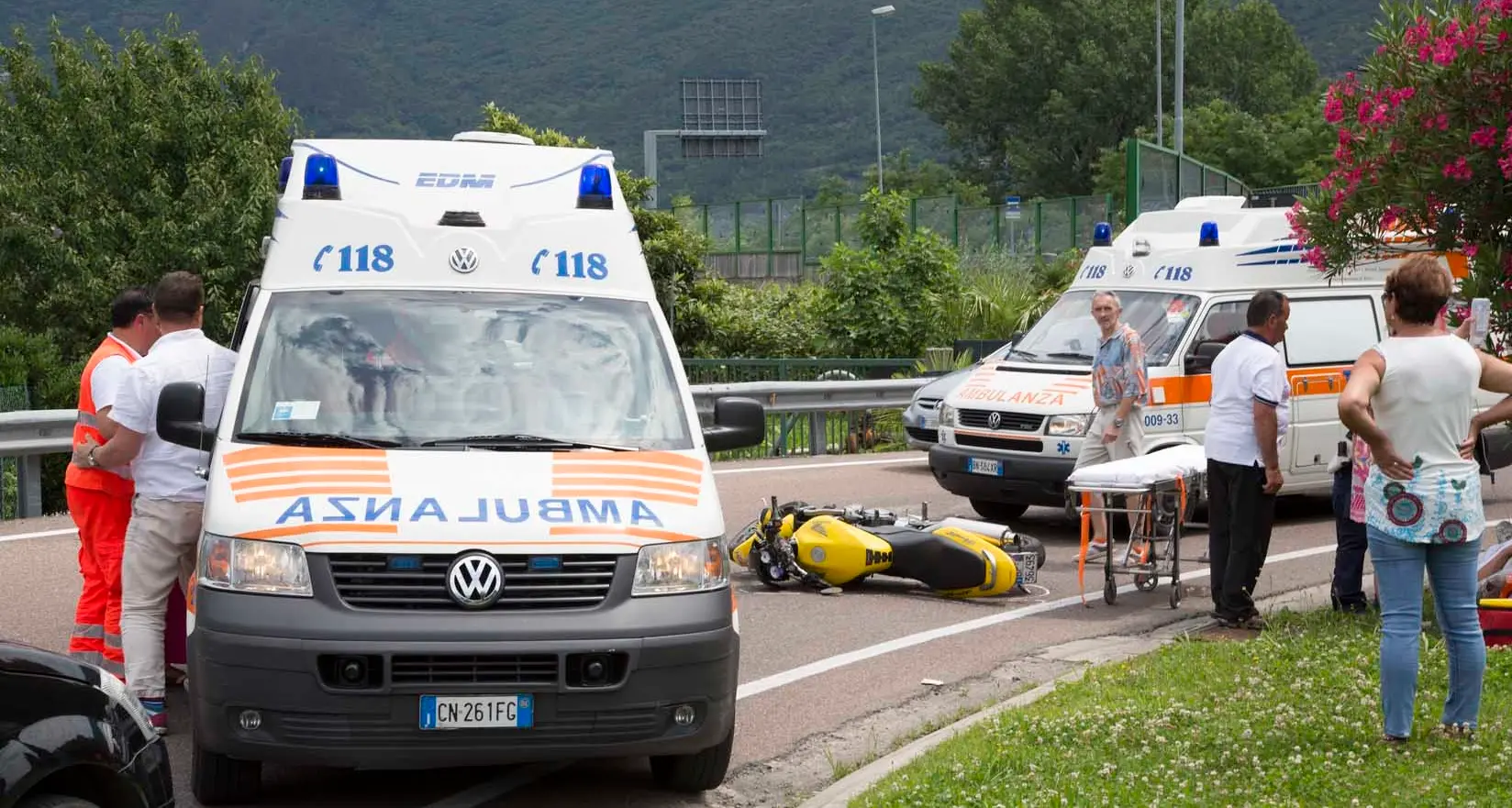 Contromano in rotatoria scontro auto moto ad arco