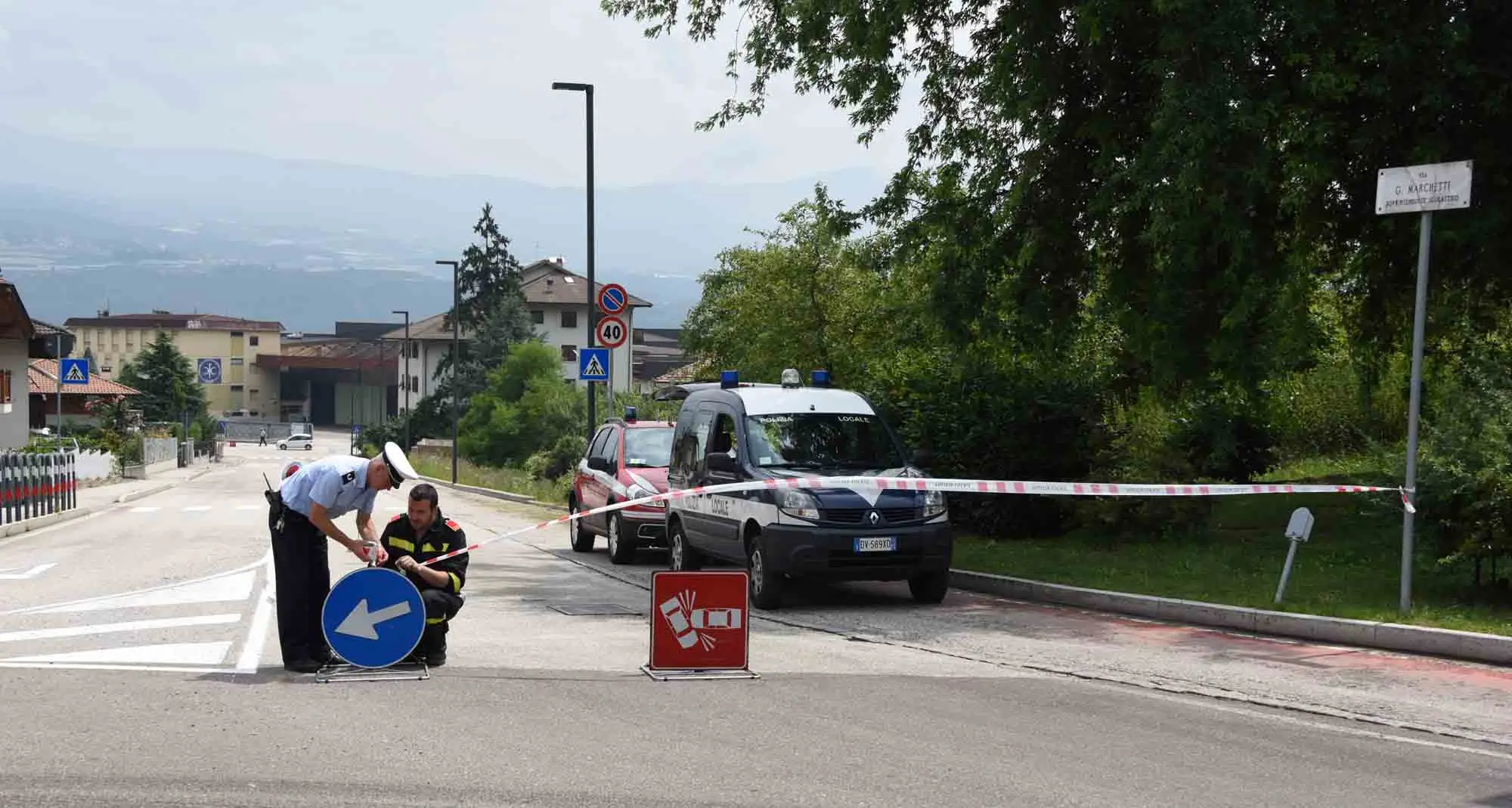 Sostanza oleosa in strada, viabilità di Cles in tilt