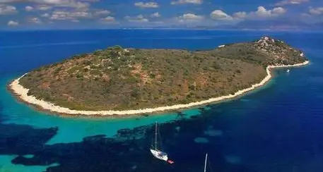 Pitt-Jolie comprano isoletta Mare Ionio